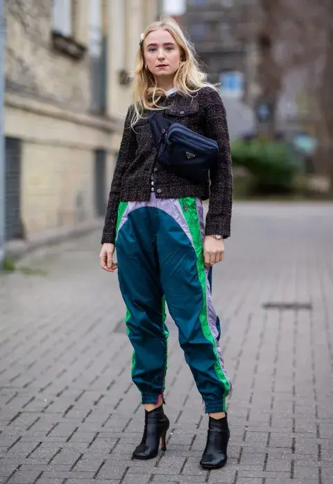 Blokecore: Jogging rompeviento con chaqueta de tweed y botas con taco. Sumale un tapado de paño y estas! Blokecore: Jogging rompeviento con chaqueta de tweed y botas con taco. Sumale un tapado de paño y estas!