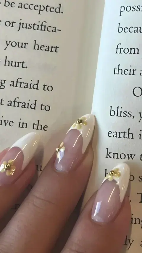 También valen las uñas con francesita blanca, de forma bien almendrada y con apliques de flores pequeñas y pequeños detalles de metal. También valen las uñas con francesita blanca, de forma bien almendrada y con apliques de flores pequeñas y pequeños detalles de metal.