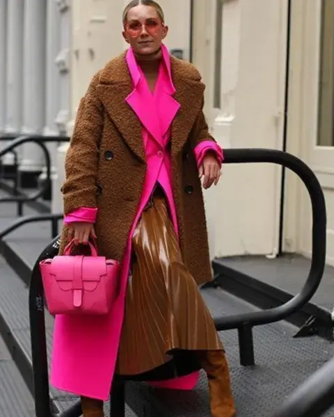 El color block también te permite jugar con las texturas, como en este outfit, que combina una falda de cuero con un abrigo tipo teddy bear. El color block también te permite jugar con las texturas, como en este outfit, que combina una falda de cuero con un abrigo tipo teddy bear.