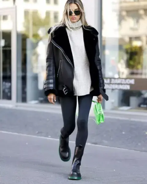 Mujer caminando por la calle y vistiendo un gamulán. Mujer caminando por la calle y vistiendo un gamulán.