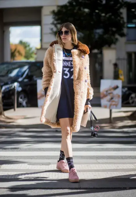Blokecore: Camiseta de fútbol tipo vestido con abrigo de pelo, soquetes y zapatillas. Muy trendy! Blokecore: Camiseta de fútbol tipo vestido con abrigo de pelo, soquetes y zapatillas. Muy trendy!