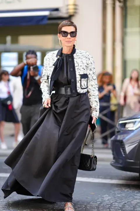 Maxi vestido negro con chaqueta de tweed y cinturón algo. Todo B&W. Maxi vestido negro con chaqueta de tweed y cinturón algo. Todo B&W.