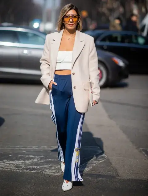 Blokecore: Pantalón tres tiras con crop top y blazer sastrero + zapatos blanco en punta. La tendencia misma! Blokecore: Pantalón tres tiras con crop top y blazer sastrero + zapatos blanco en punta. La tendencia misma!