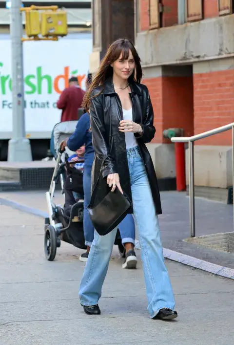 Clean & cool look 5: Básica blanca, chaqueta de cuero tres cuartos y jean resto con mocasines de cuero. Accesorios chicos que acompañan. Muy chic!