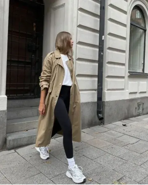 Con trench coat, zapas blancas y medias a la vista. Con trench coat, zapas blancas y medias a la vista.