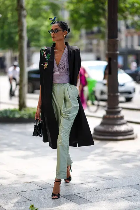 Top y pantalón en colores pasteles con abrigo bordado y tocado de pájaros. Top y pantalón en colores pasteles con abrigo bordado y tocado de pájaros.