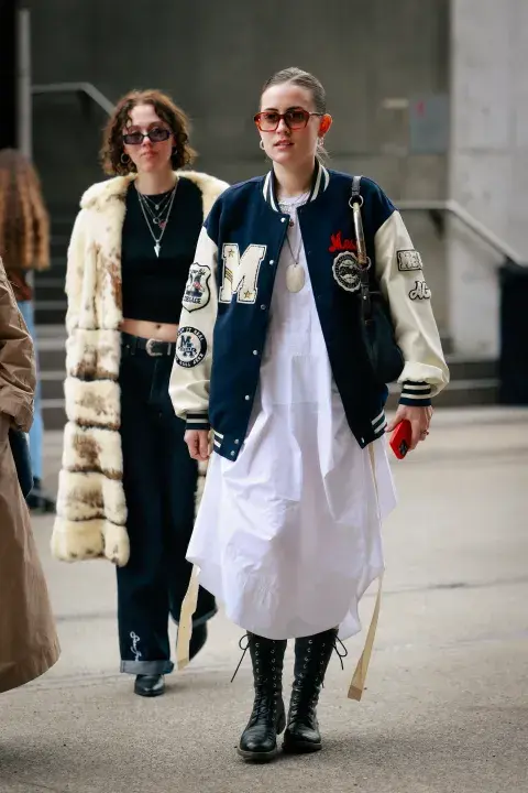 Blokecore: Bomber de baseball con vestido midi y borcegos altos. Buen mix! Blokecore: Bomber de baseball con vestido midi y borcegos altos. Buen mix!