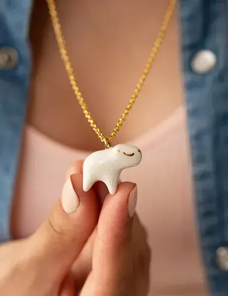 Un carpincho de porcelana con detalles dorados. Un carpincho de porcelana con detalles dorados.
