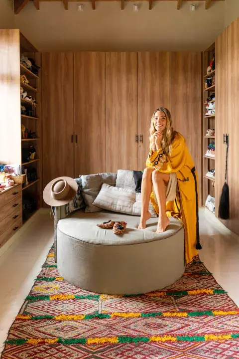 El vestidor, con un placard de madera y un sillón circular. El vestidor, con un placard de madera y un sillón circular.
