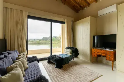 Uno de los tesoros de su habitación es un sillón vintage de su abuela. Uno de los tesoros de su habitación es un sillón vintage de su abuela.
