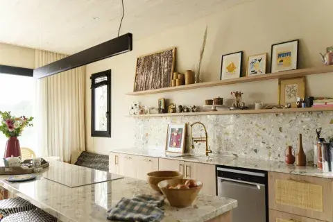 La mesada es un terrazzo beige, las banquetas y tazas son de Sentido, los interiores de placard son de melamina y rafia. La mesada es un terrazzo beige, las banquetas y tazas son de Sentido, los interiores de placard son de melamina y rafia.