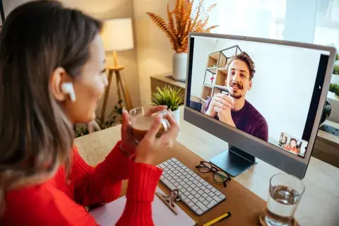 La comunicación fluida es fundamental para que una relación a distancia prospere. La comunicación fluida es fundamental para que una relación a distancia prospere.