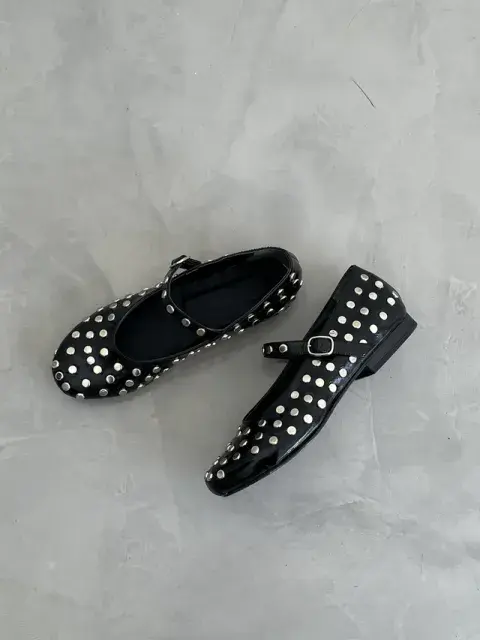 Un diseño con tachas, más rockero. @battlo.store Un diseño con tachas, más rockero. @battlo.store