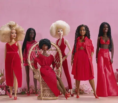 La primera Barbie afroamericana salió al mercado a principios de los 80. La primera Barbie afroamericana salió al mercado a principios de los 80.