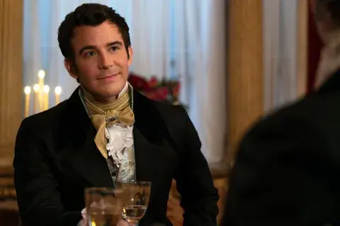 Luke Thompson como Benedict en Bridgerton. Luke Thompson como Benedict en Bridgerton.