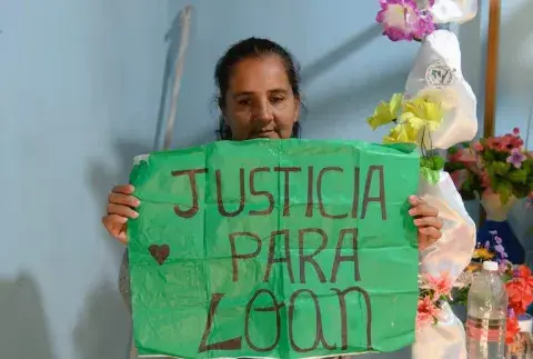 La madre de Loan sosteniendo cartel de la búsqueda. La madre de Loan sosteniendo cartel de la búsqueda.
