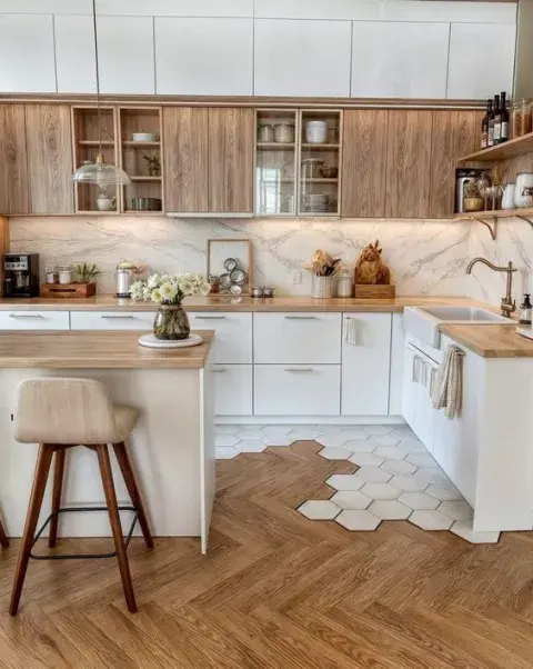 La madera genera sensación de calidez y amplitud siempre que se encuentra combinada con tonos claros.