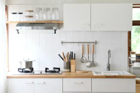 El color blanco siempre es un gran aliado para ampliar e iluminar espacios reducidos. El color blanco siempre es un gran aliado para ampliar e iluminar espacios reducidos.
