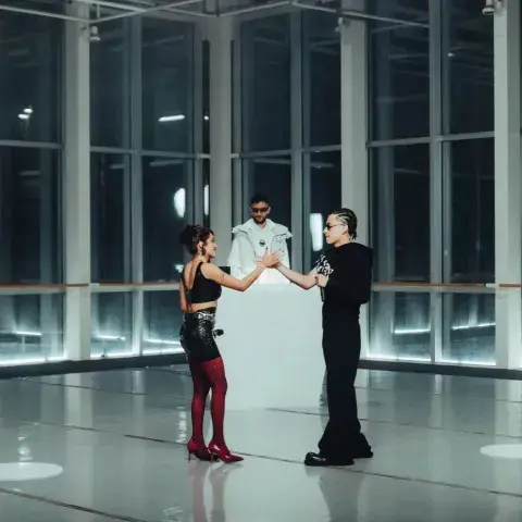 Trueno y María Becerra en el videoclip de "Cuando te vi": el look de María incluye las medias rojas que son tendencia de la temporada. Trueno y María Becerra en el videoclip de "Cuando te vi": el look de María incluye las medias rojas que son tendencia de la temporada.