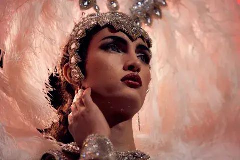 Cris Miró (Ella), la biopic episódica de la vedette que revolucionó el teatro de revista. Cris Miró (Ella), la biopic episódica de la vedette que revolucionó el teatro de revista.