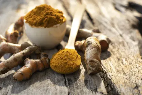 La cúrcuma pertenece a la misma familia que jengibre y el cardamomo: son las zingiberáceas. La cúrcuma pertenece a la misma familia que jengibre y el cardamomo: son las zingiberáceas.