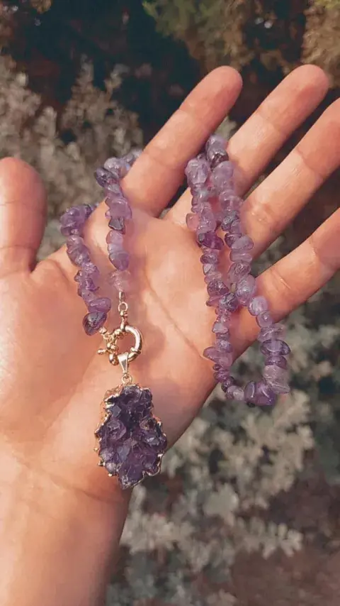 Un collar con piedras naturales y baño dorado. Un collar con piedras naturales y baño dorado.