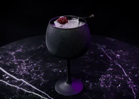 Paso a paso para hacer el gin tonic de moras. Paso a paso para hacer el gin tonic de moras.