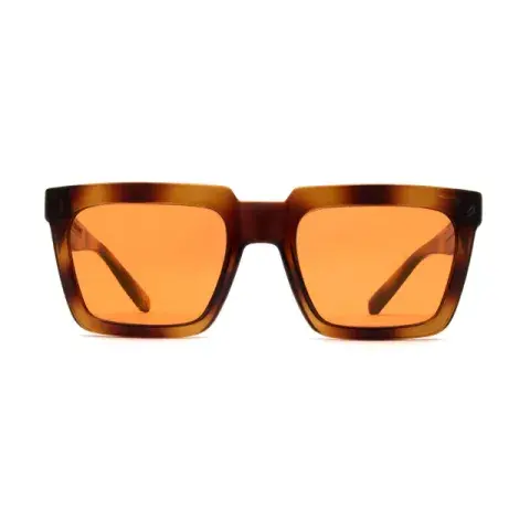 De lentes cuadrados y marco de carey, un clásico que nunca falla. (Absurda, $85.000) De lentes cuadrados y marco de carey, un clásico que nunca falla. (Absurda, $85.000)