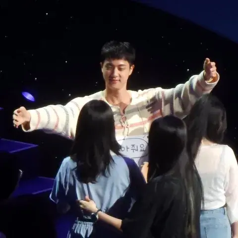 El abrazo de Jin con sus fans tras finalizar su servicio militar. El abrazo de Jin con sus fans tras finalizar su servicio militar.