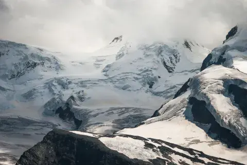 Desde el Cerro Castor, se puede esquiar con la vista en el Canal de Beagle
