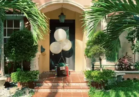 La entrada principal de la mansión se destaca por su estilo colonial La entrada principal de la mansión se destaca por su estilo colonial