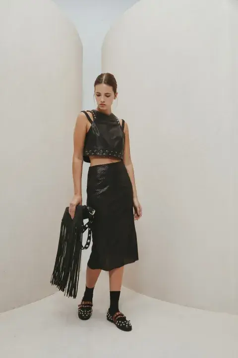 Bien al cuerpo y confeccionada con textil de lentejuelas negras, para una fiesta. @justapetra Bien al cuerpo y confeccionada con textil de lentejuelas negras, para una fiesta. @justapetra
