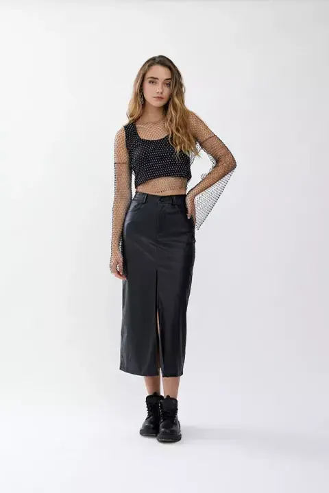 De cuero ecológico, con tajo frontal y bien larga. La conseguís en @rimmelmoda De cuero ecológico, con tajo frontal y bien larga. La conseguís en @rimmelmoda