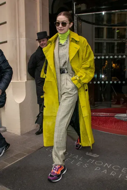¿Se puede estar más canchera para un día lluvioso? Creemos que no. Trench de color + zapatillas deportivas es la que va. ¿Se puede estar más canchera para un día lluvioso? Creemos que no. Trench de color + zapatillas deportivas es la que va.