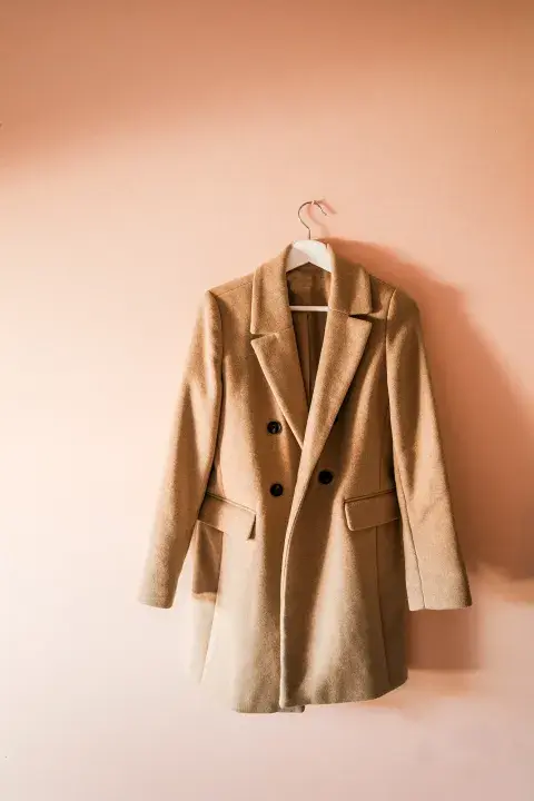 Abrigo camel, un básico que va con todo. Abrigo camel, un básico que va con todo.