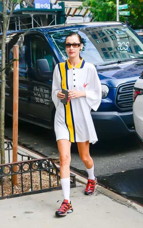 Bella Hadid con una remera de futbol XXL en forma de vestido. Bella Hadid con una remera de futbol XXL en forma de vestido.