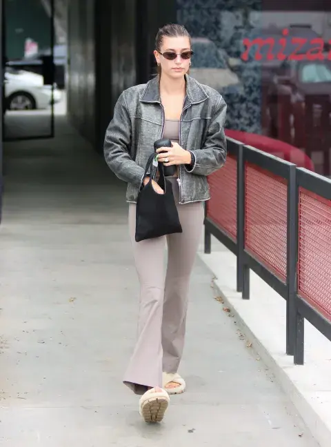 Hailey Bieber con sus flared leggings por las calles de Nueva York. Hailey Bieber con sus flared leggings por las calles de Nueva York.