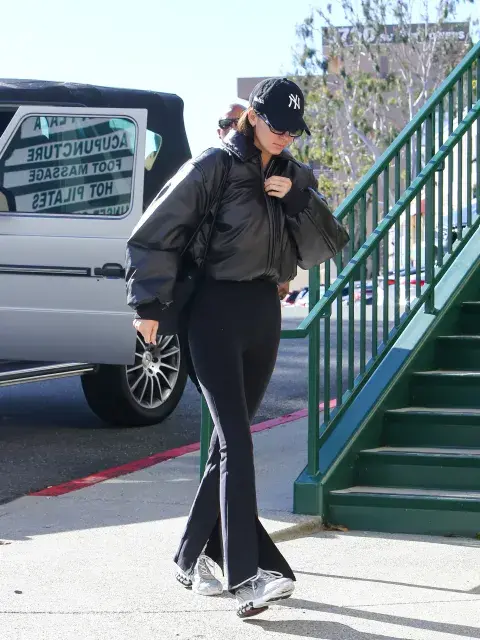 Kendall Jenner con sus flared leggings, chaqueta inflada crop y zapatillas deportivas. Todo en total black. Kendall Jenner con sus flared leggings, chaqueta inflada crop y zapatillas deportivas. Todo en total black.