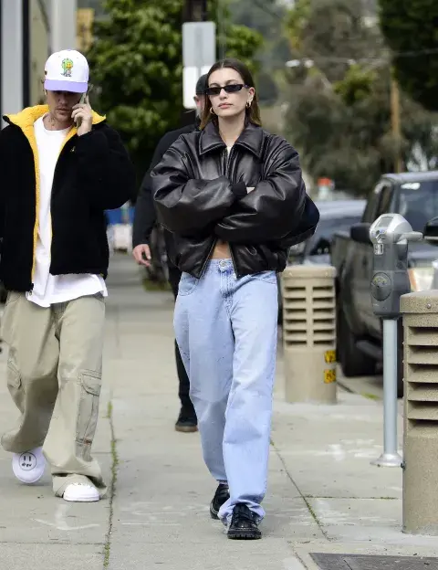 Hailey and Justin Bieber por las calles de nueva York. Hailey con su jean ancho súper cómodo que combinó con una campera acolchada de eco cuero y unos mocasines con medias, cancherísima! Hailey and Justin Bieber por las calles de nueva York. Hailey con su jean ancho súper cómodo que combinó con una campera acolchada de eco cuero y unos mocasines con medias, cancherísima!