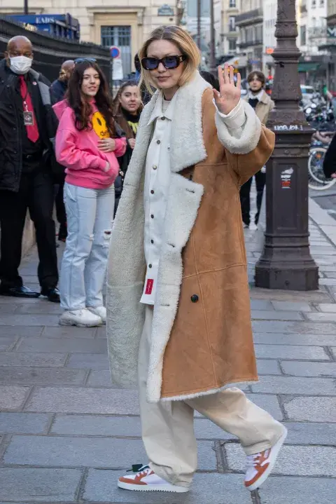 Gigi Hadid y un look bajo cero. Maxi abrigo de corderito sobre un conjunto holgado de maxi camisa y pantalón para un día bien frío. Gigi Hadid y un look bajo cero. Maxi abrigo de corderito sobre un conjunto holgado de maxi camisa y pantalón para un día bien frío.