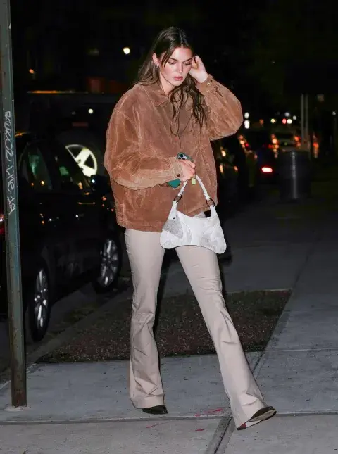 Kendall Jenner con sus flared leggings con abrigo de peluche y botitas, en una paleta de tonos tierra, que esta temporada la rompe. Kendall Jenner con sus flared leggings con abrigo de peluche y botitas, en una paleta de tonos tierra, que esta temporada la rompe.