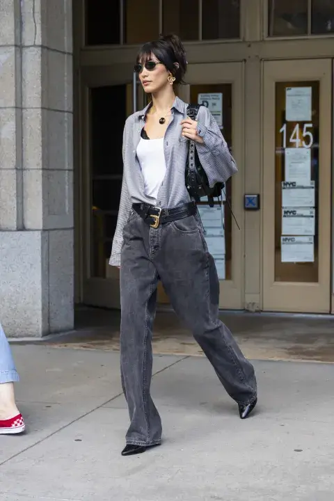 Bella Hadid optó por un look relajado con toques elegantes. Su camisa abierta que deja asomar su ropa interior y dentro del jean ancho nos encanta. Doble cinturón, mini bag y botas en punta para un look cancherísmo. Bella Hadid optó por un look relajado con toques elegantes. Su camisa abierta que deja asomar su ropa interior y dentro del jean ancho nos encanta. Doble cinturón, mini bag y botas en punta para un look cancherísmo.
