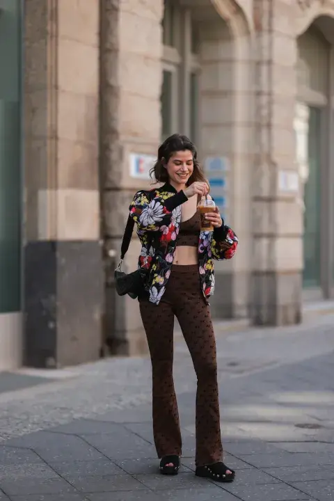 Lea Naumann con un look de top y flared leggings en las calles de Alemania. Lea Naumann con un look de top y flared leggings en las calles de Alemania.