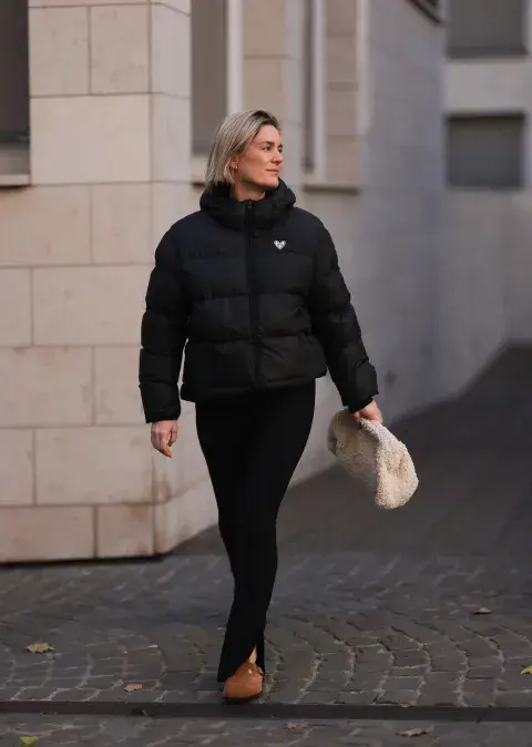 Mujer con look total black abrigado por las calles. Mujer con look total black abrigado por las calles.