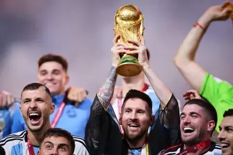 Lionel Messi alzando la copa del mundo en Qatar. Lionel Messi alzando la copa del mundo en Qatar.