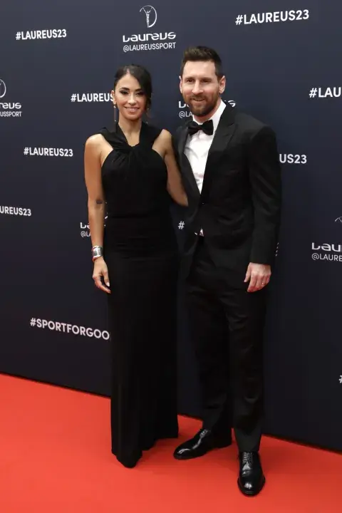  Antonella Rocuzzo y Lionel Messi en 2023, en París, Francia.