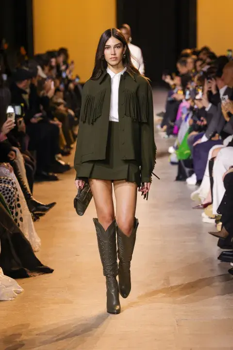 Bucaneras de estilo texano y más flecos en Elie Saab Bucaneras de estilo texano y más flecos en Elie Saab