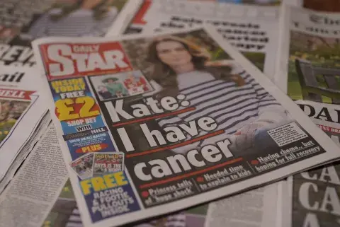 Los medos británicos haciéndose eco del cáncer de Kate Middleton. Los medos británicos haciéndose eco del cáncer de Kate Middleton.