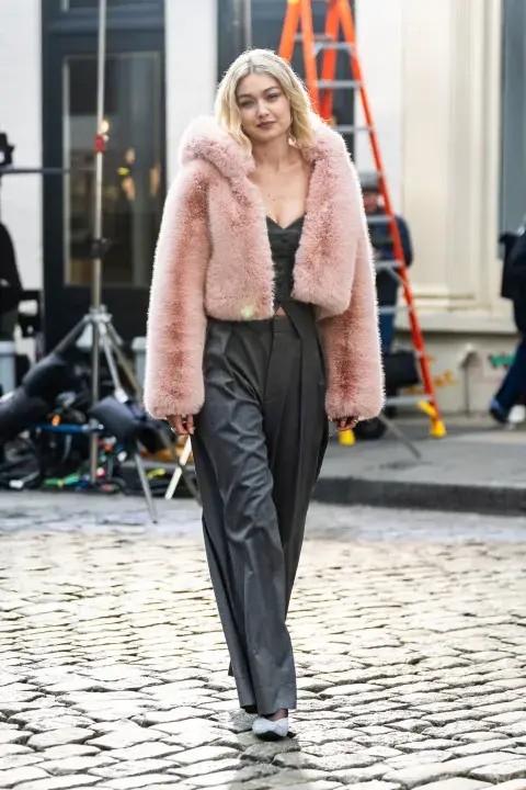 Gigi Hadid y un look nighty. Porque también armamos planes de noche...Un look ideal para una noche fresca de otoño. Gigi Hadid y un look nighty. Porque también armamos planes de noche...Un look ideal para una noche fresca de otoño.
