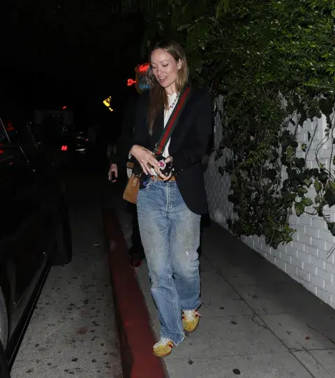 Olivia Wilde en las calles de Los Angeles con su jean ancho relajado combinado con zapatillas y un blazer sastrero. Sí al mix de estilos! Olivia Wilde en las calles de Los Angeles con su jean ancho relajado combinado con zapatillas y un blazer sastrero. Sí al mix de estilos!